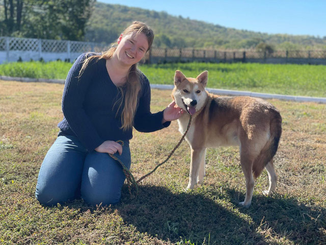 Lyanne Ausema buiten met een hond.