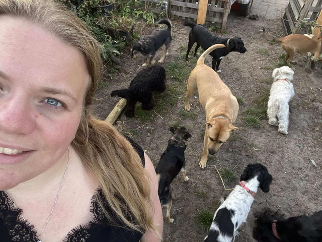 Mariëlle Hartlief met honden.